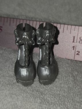 Mattel Monster High Spectra Picture Day Metallic Gray Doll Boots